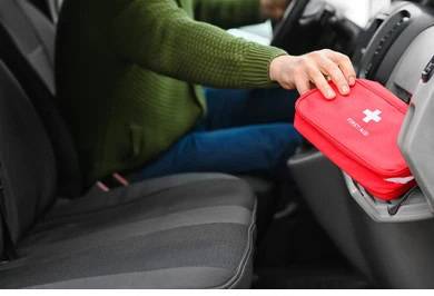 Trousse de premiers soins : un accessoire à posséder dans une voiture.